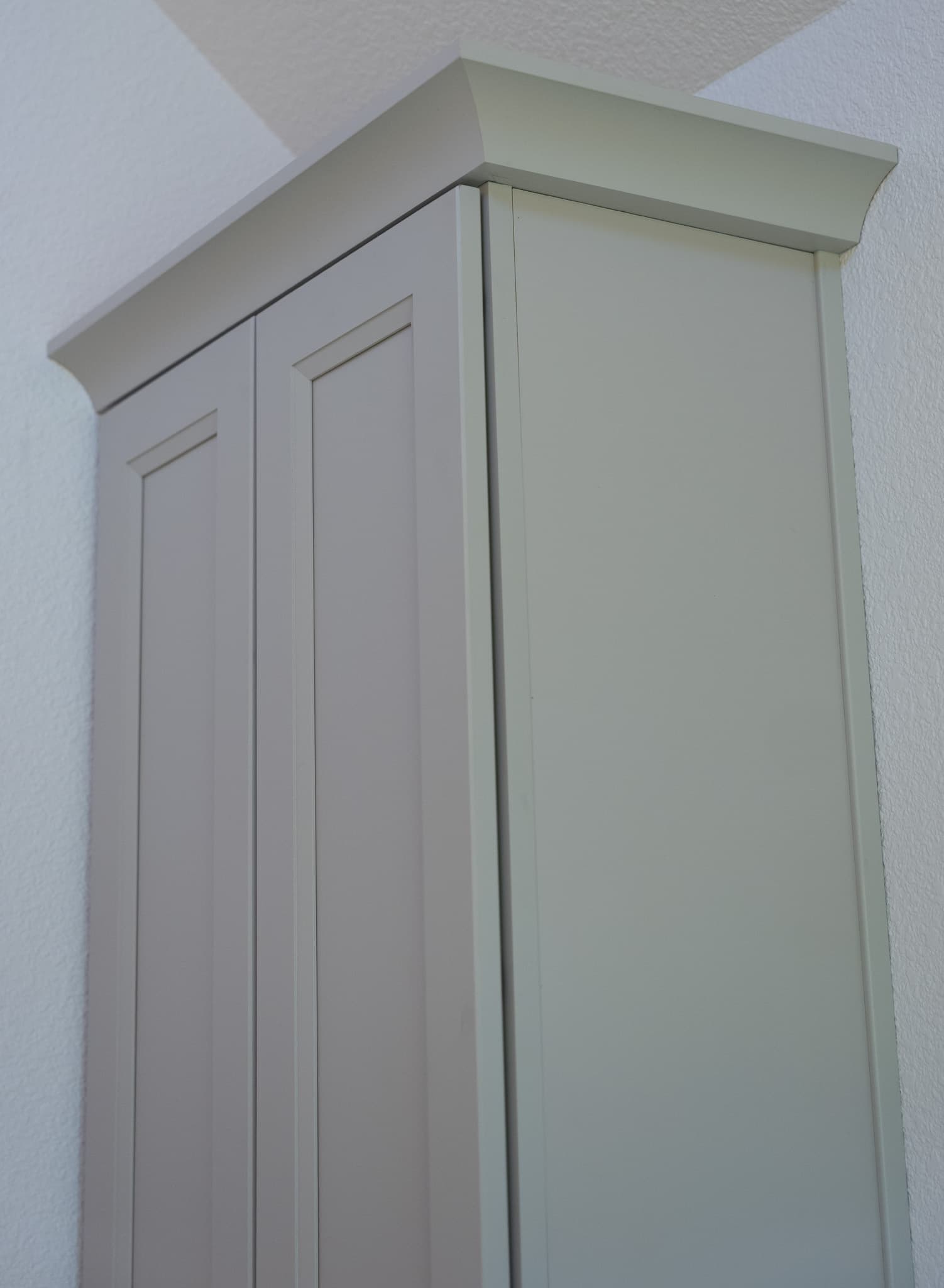 Bathroom Remodel in Sacramento — linen tower, shaker cabinets, custom cabinetry, crown moulding